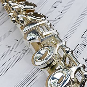 flute-lay-across-sheet-music-4897196.jpg
